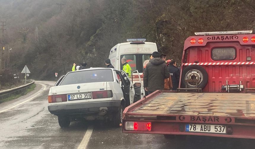 Hafif ticari araç ile otomobil çarpıştı: 5 yaralı