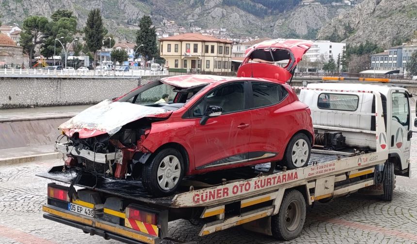 Hafif ticari araçla çarpışan otomobil, nehre uçtu; anne ile kızı yaralı