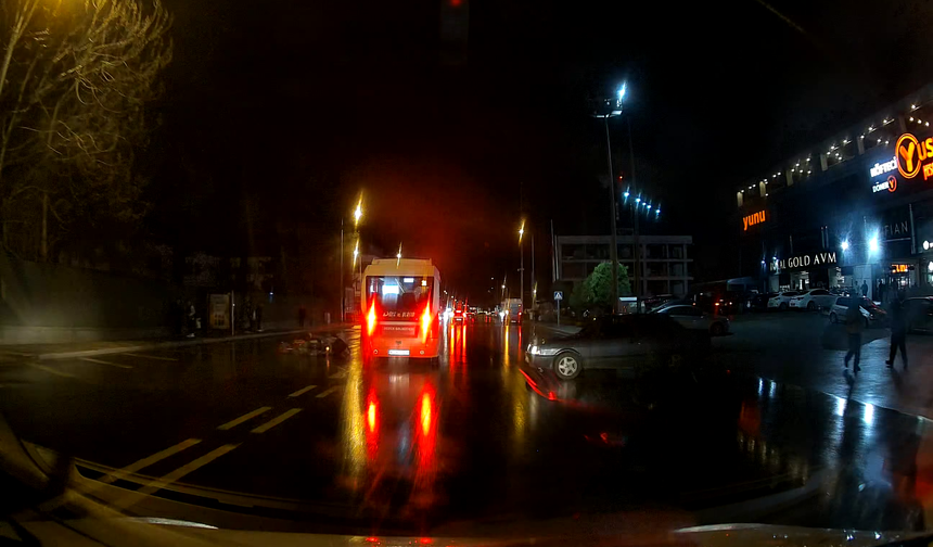 Halk otobüsünün motosiklete çarptığı kaza kamerada; 1 yaralı