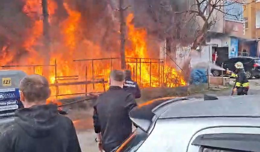 Hırdavat dükkanının bahçesinde yangın