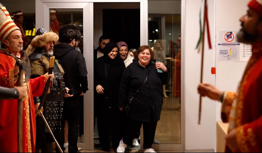 İftar sonrası kütüphaneye giden öğrencilere 'mehter takımı' sürprizi