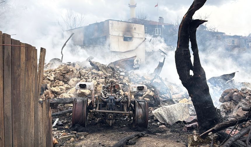 Karabük'te 4 ev, ahır ve traktör yandı, 2 büyükbaş öldü