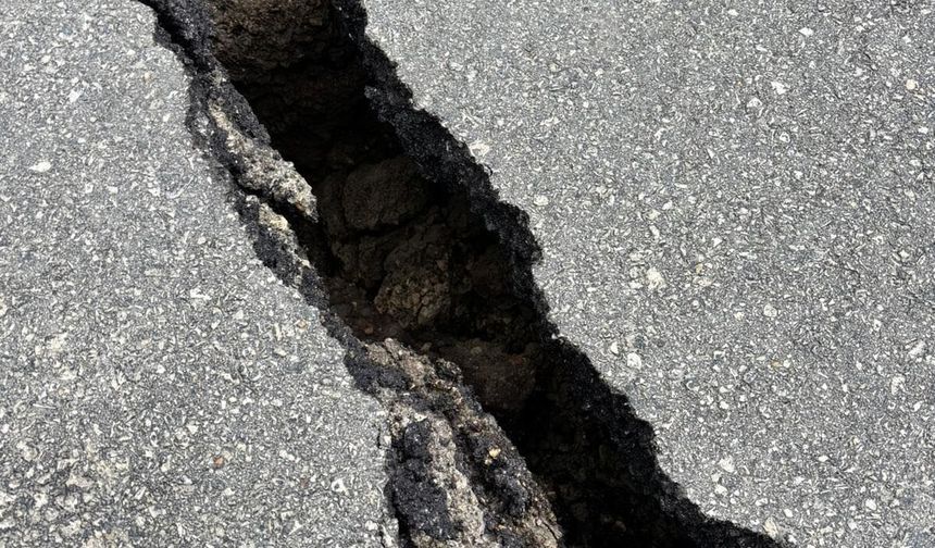 Kastamonu'da heyelan nedeniyle sahil yolunda yarıklar oluştu