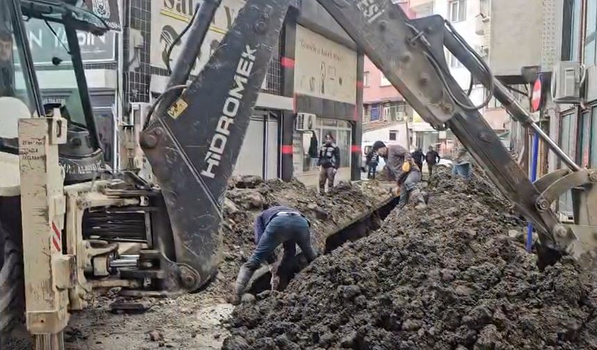 Kazı çalışmasında toprak altında kalan işçi kurtarıldı