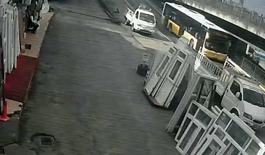 Köpekten kaçarken otobüsün çarptığı üniversiteli ağır yaralandı, kaza kamerada