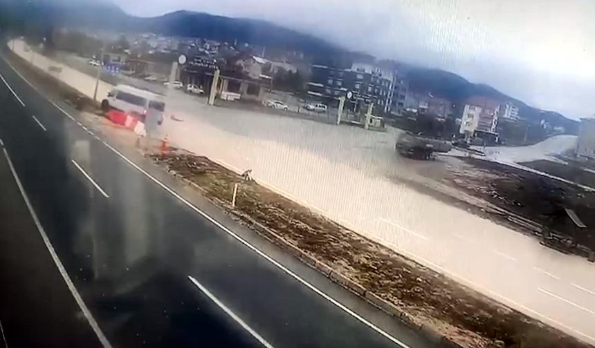 Minibüsün otomobile çarptığı kaza kamerada; 1 yaralı