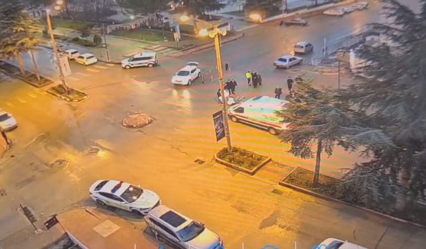 Motosikletin hafif ticari araca çarptığı kaza kamerada: 2 yaralı