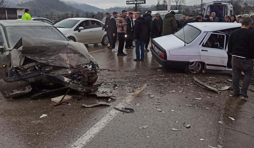 Ordu'da iki otomobil çarpıştı: 2 yaralı
