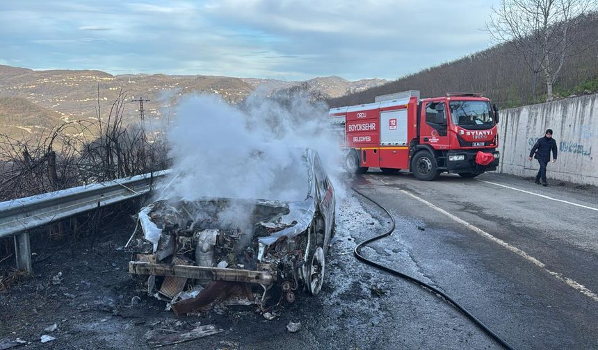 Ordu'da seyir halindeyken alev alan otomobil yandı