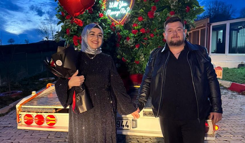 Oto kurtarıcı üzerine yerleştirdiği dev buketle evlilik teklifi etti