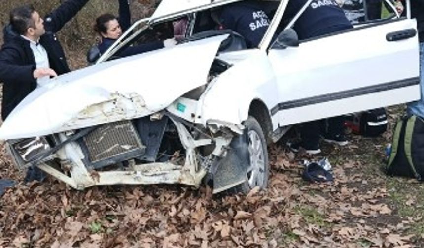 Otomobil ağaca çarptı: 1 ölü, 2 yaralı
