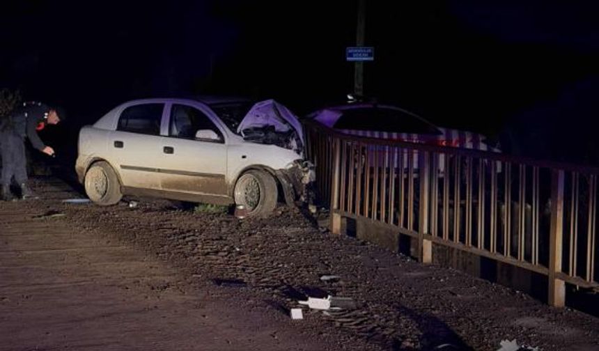 Otomobil, köprü korkuluklarına çarptı: 1 ölü