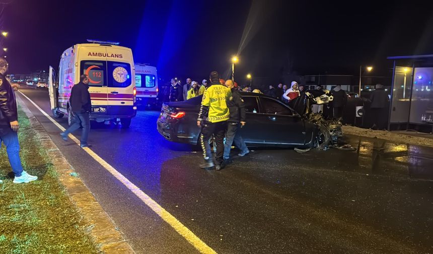 Otomobilin çarptığı özel halk otobüsü devrildi: 5 yaralı