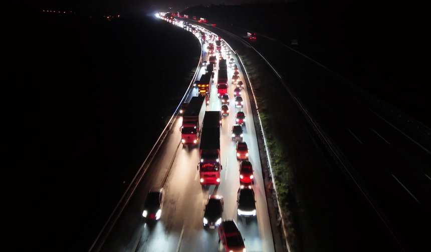 Otoyolda kamyon ile TIR'ın çarpıştığı kaza nedeniyle ulaşım aksadı: 1 yaralı