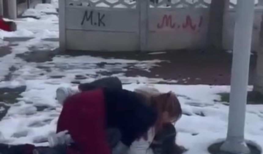 Parkta, kendilerinden küçük kızları darbettiler