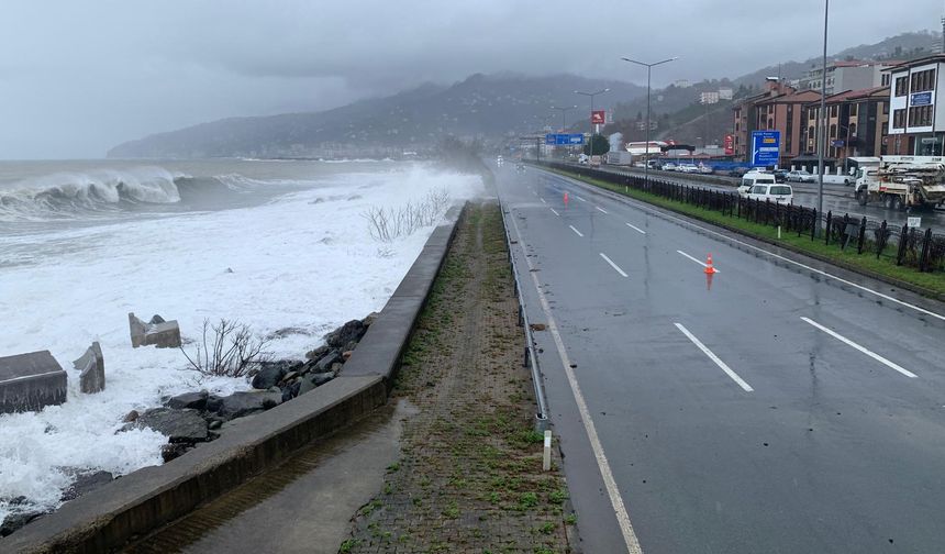 Rize'de dalgalar kayalıkları aşıp sahil yoluna ulaştı