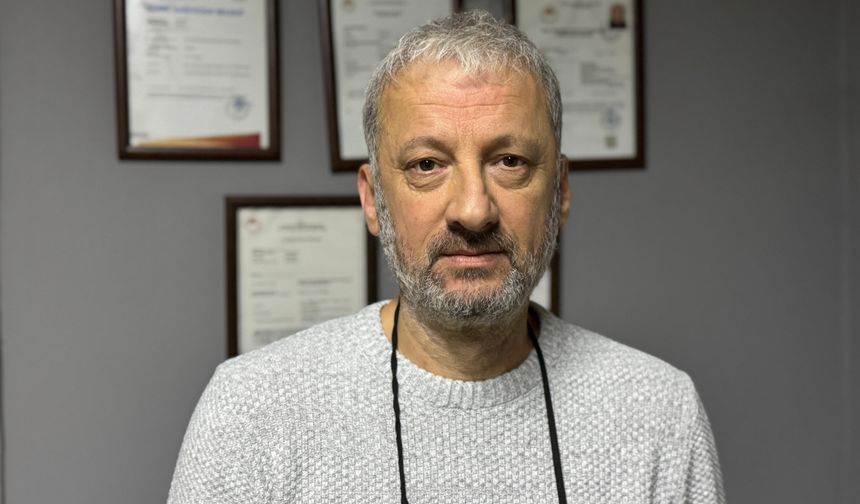 Strese giren tavukları için kümeste mısır patlatıyor