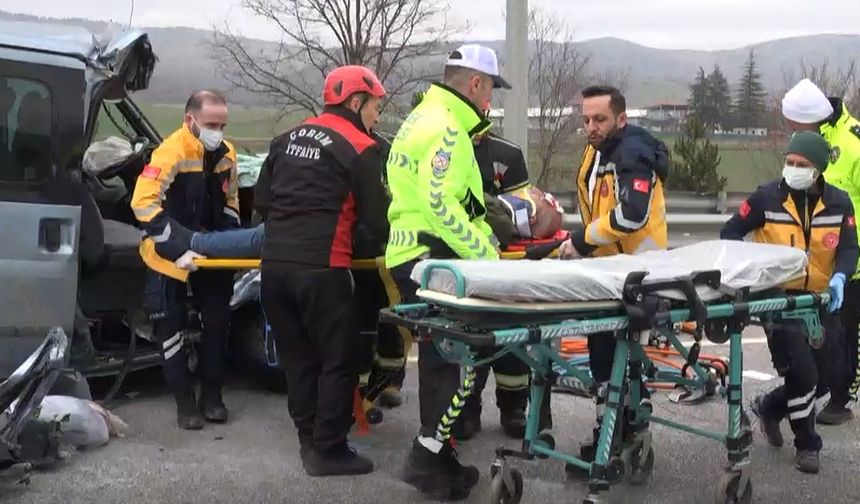 TIR'a çarpan minibüsün sürücüsü, araçtan güçlükle çıkarıldı; 3 ağır yaralı