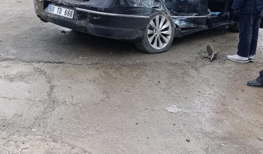 Tokat'ta öğrencileri taşıyan minibüsle otomobil çarpıştı: 6 öğrenci yaralı