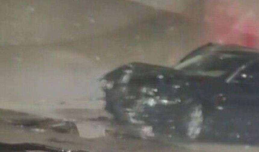 Tünelde iki otomobilin kafa kafaya çarpıştığı kaza kamerada