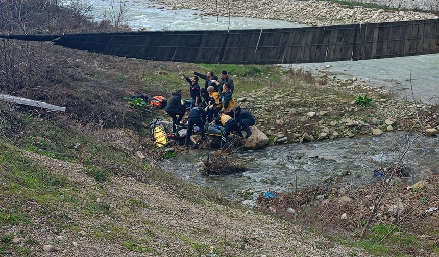 Üzerinde bulundukları asma köprü, kuvvetli rüzgar nedeniyle ters döndü: 2 yaralı