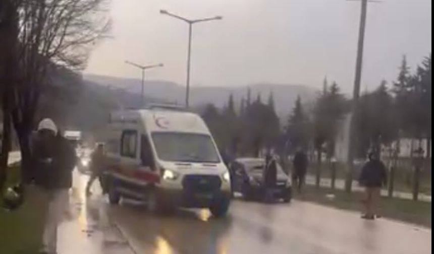 Yaya geçidinde elektrikli bisiklete otomobil çarptı; 1 yaralı