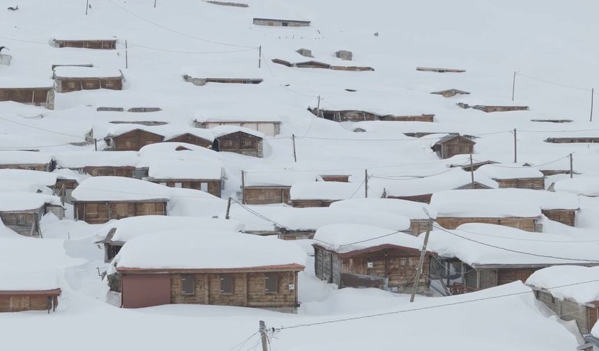 Yaylada kar kalınlığı 3 metreyi aştı; evler kayboldu