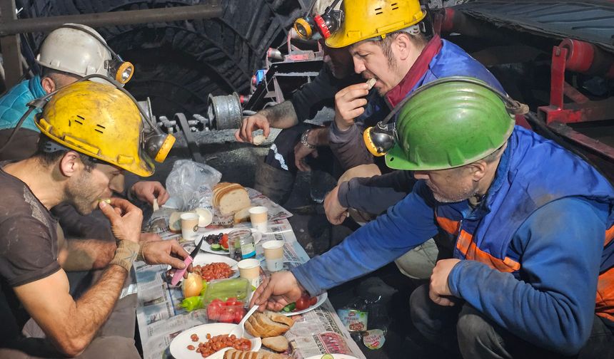 Zonguldak'ta madenciler, yerin metrelerce altında ilk sahurunu yaptı