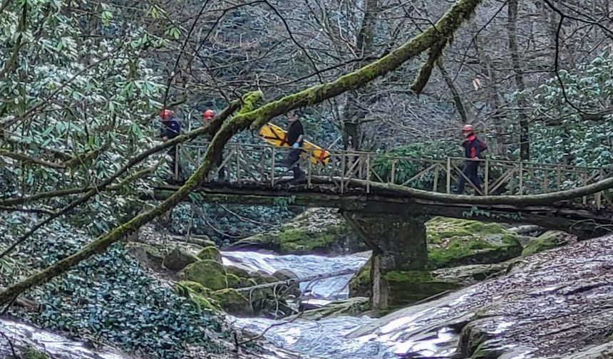 Akrabasının düşmesini engellemek isterken düşüp öldü, toprağa verildi