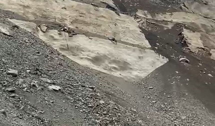 Artvin-Şavşat kara yolu heyelan nedeniyle ulaşıma kapandı