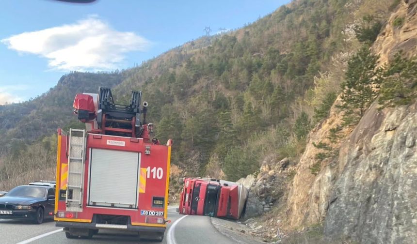 Artvin'den devrilen TIR'ın şoförü yaralandı