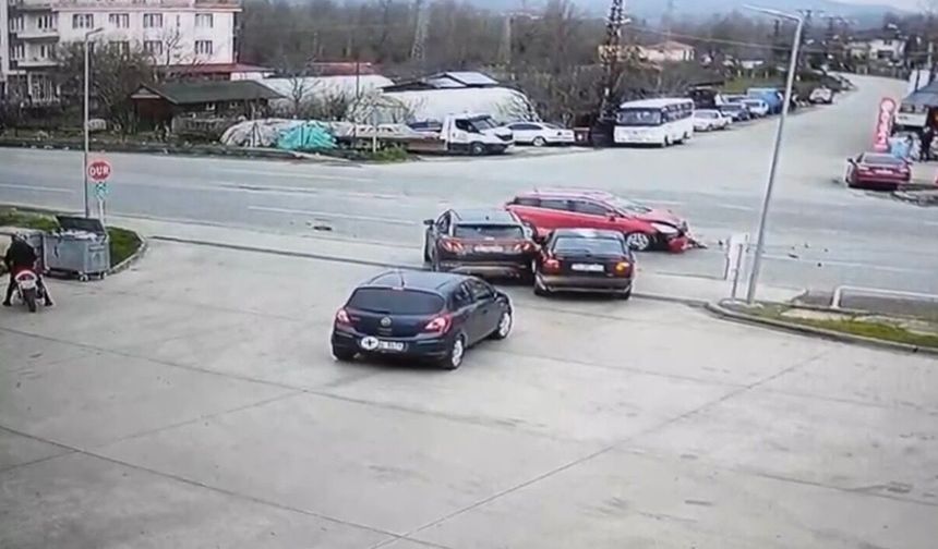 Bartın'da 3 aracın karıştığı kaza kamerada