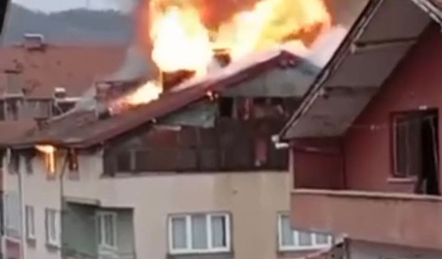 Bartın'da 4 katlı binanın çatısı yandı
