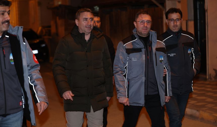 Başkan Yazıcıoğlu Devegörmez Mahallesi'nde gece mesaisi