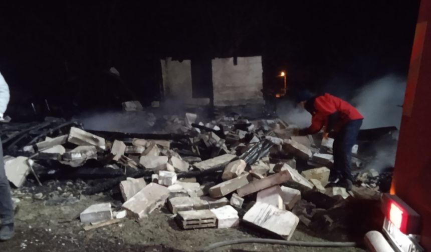 Bolu'da tek katlı ev yangında küle döndü