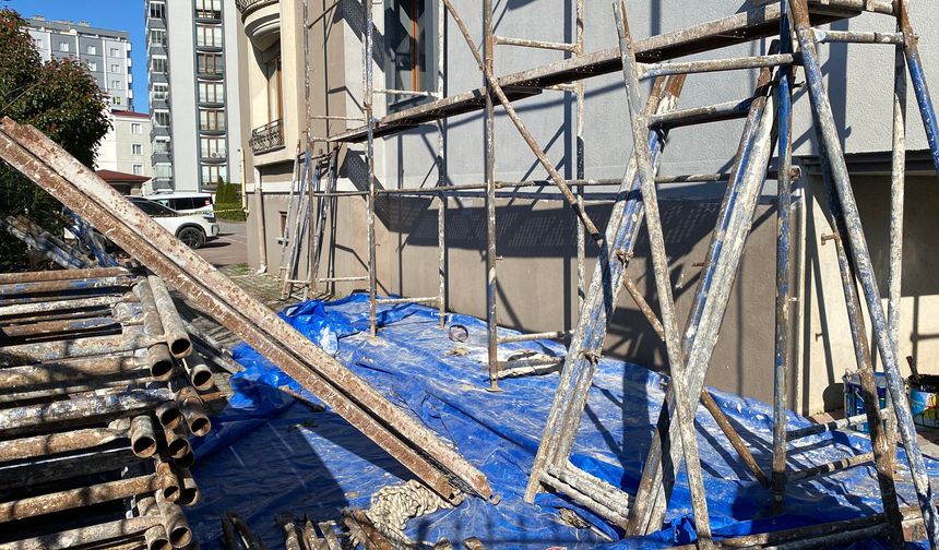 Boya yaparken belindeki halat kopunca 3'üncü kattan düşüp, yaralandı