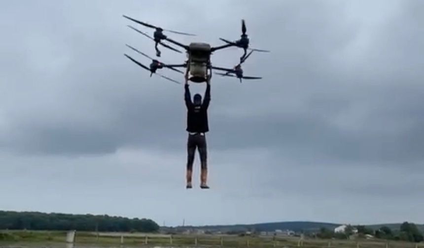 Çiftçi, drona tutunarak tarlanın diğer tarafına geçti