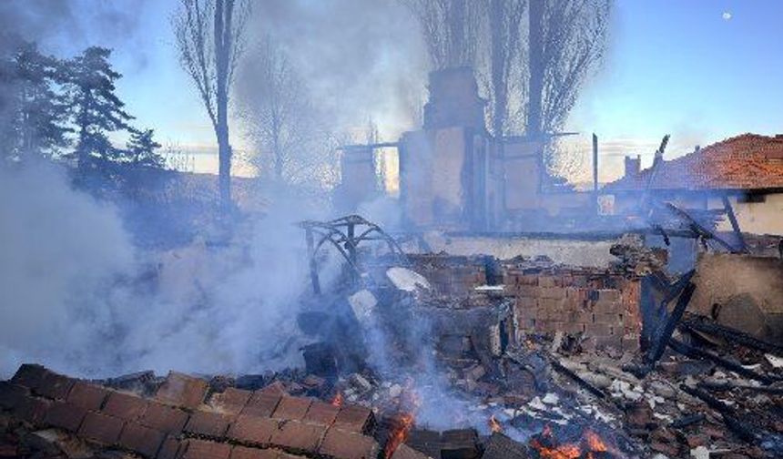 Çorum'da çıkan yangında ev ve traktör yandı