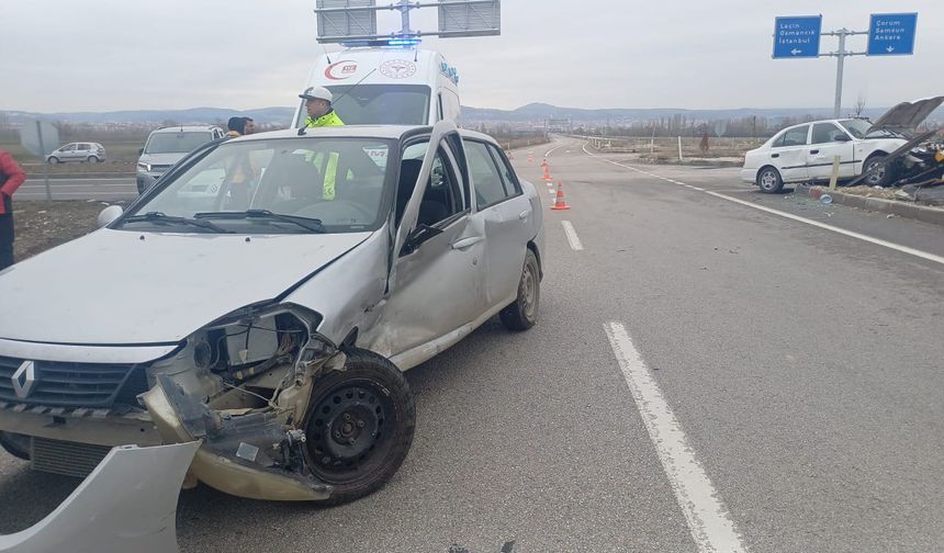 Çorum'da iki otomobil çarpıştı: 6 yaralı