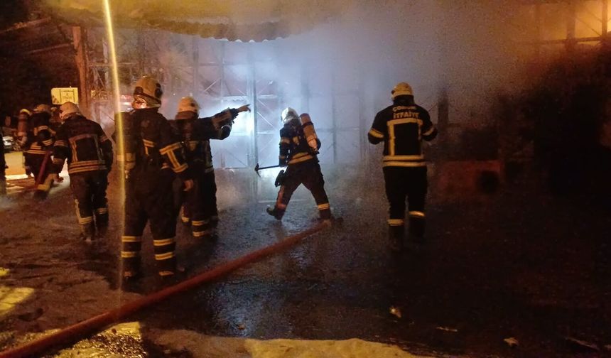 Çorum'da lastik dükkanı alev alev yandı