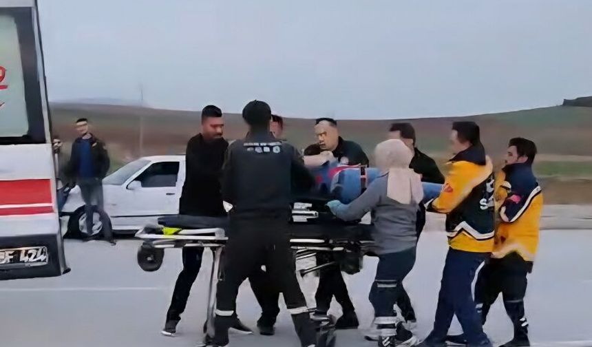 Çorum'da otomobil elektrik direğine çarpıp takla attı: 3 yaralı