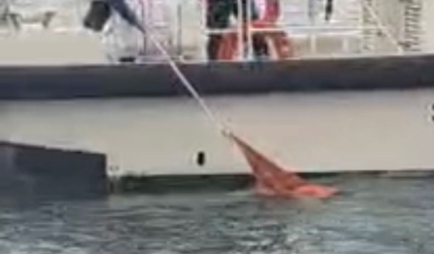 Denizde hareketsiz halde bulunan kadın hastaneye kaldırıldı