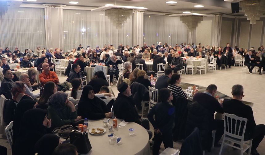 Down sendromlu çocukların semazen ve zeybek gösterisi beğeni topladı