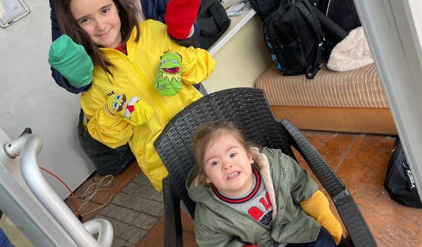 Down Sendromu Farkındalık Haftası'nda sporcular renkli çoraplarla kürek çekti