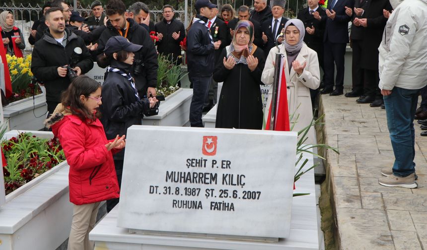 Elif, hiç görmediği şehit dayısının fotoğrafını öpüp, defalarca okşadı