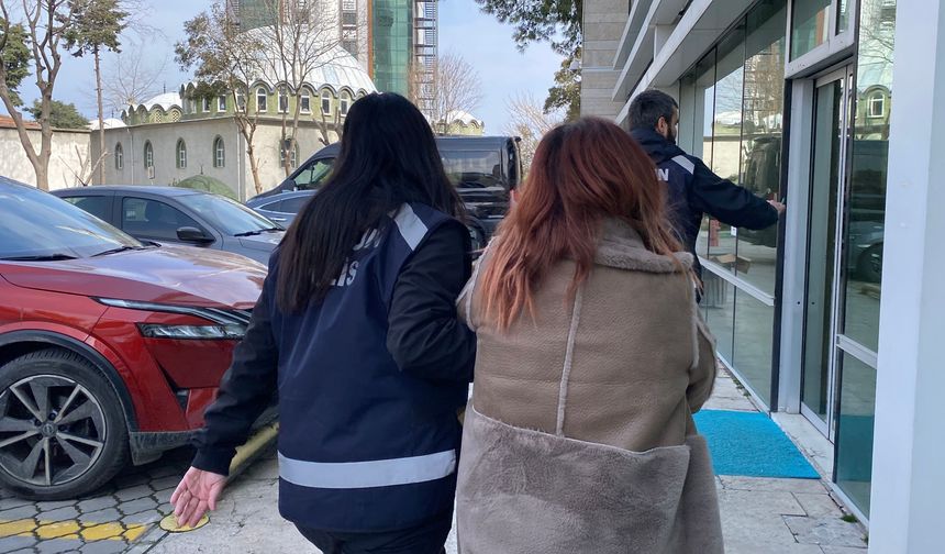 Eski sevgilisinin kız arkadaşını bıçakla yüzünden yaraladı