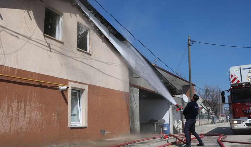 Ev ve yanındaki mobilya atölyesi yandı