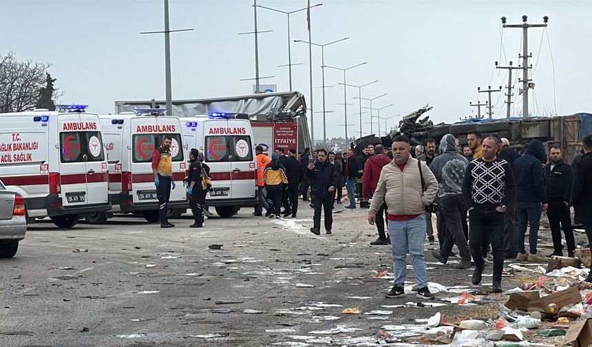 Fren sisteminde arıza olduğu iddia edilen kamyon, 4 araca çarptı: 19 yaralı