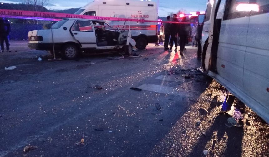 İşçi servisiyle çarpışan otomobilin sürücüsü öldü