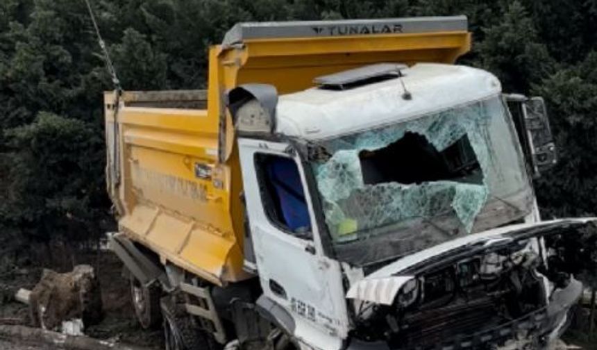 Kamyon bariyerlere çarpıp yan yattı; 1 yaralı / Ek fotoğraflar